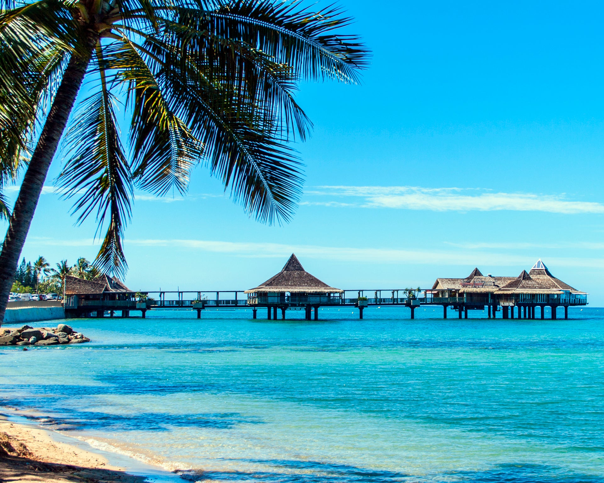 Paradisiacan beach cabins and crystalline waters